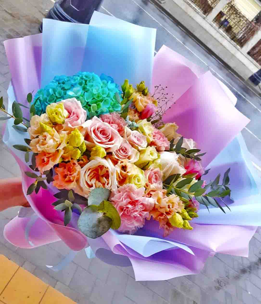 Радужный букет цветов