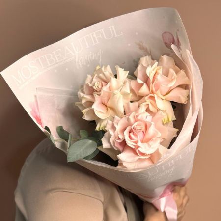 Букет_3 нежные французские розы с веткой эвкалипта