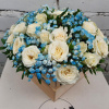 Букет_Кустовые розы с голубой гипсофилой в ящике Букет_Кустовые розы с голубой гипсофилой в ящике