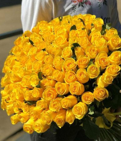 25 желтых роз в сетке 60 см