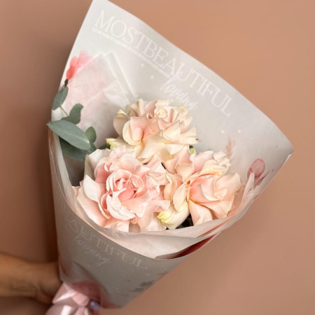 Букет_3 нежные французские розы с веткой эвкалипта