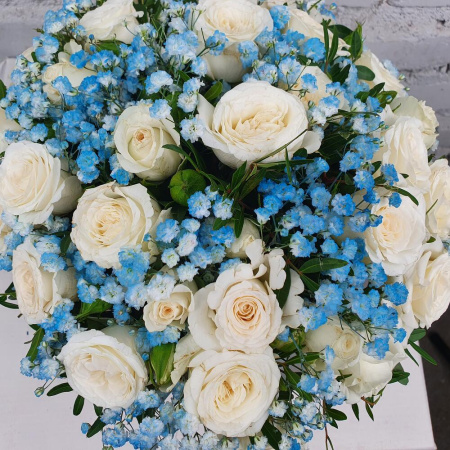 Букет_Кустовые розы с голубой гипсофилой в ящике Букет_Кустовые розы с голубой гипсофилой в ящике