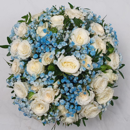 Букет_Кустовые розы с голубой гипсофилой в ящике Букет_Кустовые розы с голубой гипсофилой в ящике