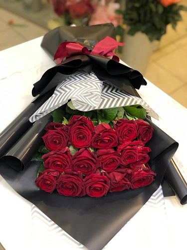 Красные розы в черной стильной упаковке Красные розы в черной стильной упаковке
